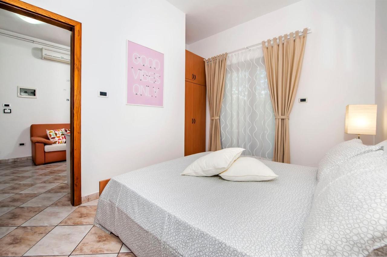 Apartments Milan Ровинь Экстерьер фото